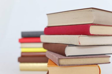 Beyaz arkaplan üzerine kitap yığını