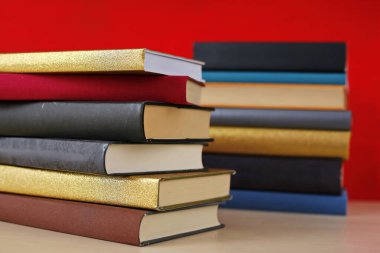 Kütüphanedeki masanın üzerinde kitap yığını