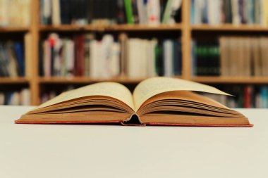 Kütüphanedeki masada kitabı aç