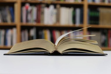 Kütüphanedeki masada kitabı aç