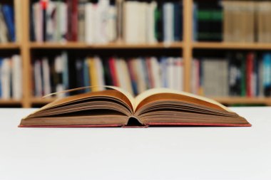 Kütüphanedeki masada kitabı aç