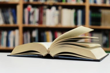 Kütüphanedeki masada kitabı aç