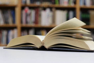 Kütüphanedeki masada kitabı aç