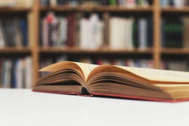 Kütüphanedeki masada kitabı aç
