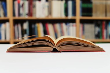 Kütüphanedeki masada kitabı aç