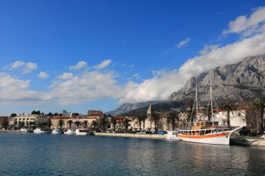 Makarska, Hırvat, 31.03.2021. Hırvat deniz kenti, pek çok Avrupalının yazlarını geçirdiği ünlü bir turizm beldesi.