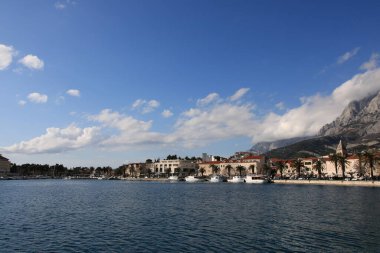 Makarska, Hırvat, 31.03.2021. Hırvat deniz kenti, pek çok Avrupalının yazlarını geçirdiği ünlü bir turizm beldesi.