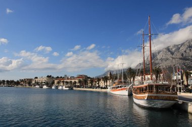 Makarska, Hırvat, 31.03.2021. Hırvat deniz kenti, pek çok Avrupalının yazlarını geçirdiği ünlü bir turizm beldesi.