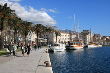 Makarska, Hırvat, 31.03.2021. Hırvat deniz kenti, pek çok Avrupalının yazlarını geçirdiği ünlü bir turizm beldesi.
