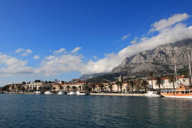 Makarska, Hırvat, 31.03.2021. Hırvat deniz kenti, pek çok Avrupalının yazlarını geçirdiği ünlü bir turizm beldesi.