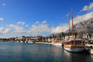 Makarska, Hırvat, 31.03.2021. Hırvat deniz kenti, pek çok Avrupalının yazlarını geçirdiği ünlü bir turizm beldesi.