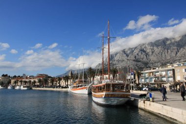 Makarska, Hırvat, 31.03.2021. Hırvat deniz kenti, pek çok Avrupalının yazlarını geçirdiği ünlü bir turizm beldesi.