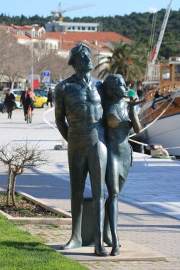  Hırvatistan 'ın Makarska kentinde düzenlenen 100 yıllık organize turizm vesilesiyle turist anıtı ve ünlü heykel dikildi