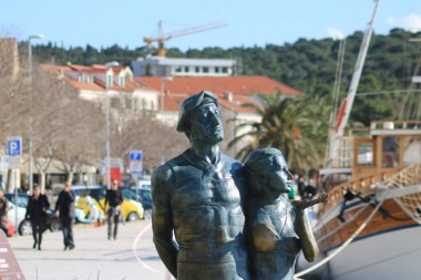 Hırvatistan 'ın Makarska kentinde düzenlenen 100 yıllık organize turizm vesilesiyle turist anıtı ve ünlü heykel dikildi