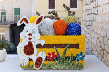  Meydanda Paskalya süslemesi, bir tavşan ve yumurtalı bir sepet.