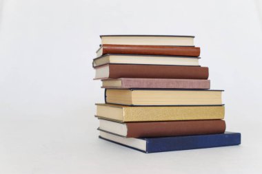 Beyaz arkaplan üzerine kitap yığını