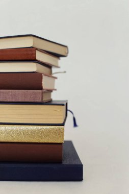 Beyaz arkaplan üzerine kitap yığını