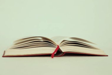 Beyaz arkaplan üzerine kitap aç