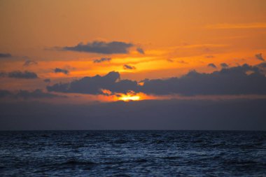 Makarska 'da deniz üzerinde gün batımı