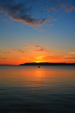 Makarska 'da deniz üzerinde gün batımı