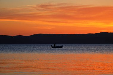 Makarska 'da deniz üzerinde gün batımı