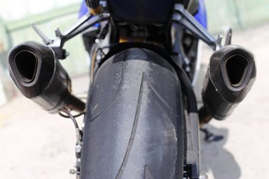 Split, Hırvatistan, 02.04.2021. Motosiklet Suzuki Gsx 1000 mavi ve beyaz