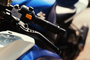 Split, Hırvatistan, 02.04.2021. Motosiklet Suzuki Gsx 1000 mavi ve beyaz