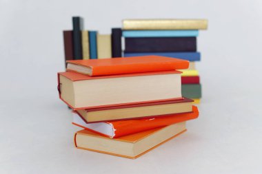 Beyaz arkaplan üzerine kitap yığını