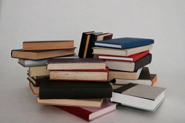 Beyaz arkaplan üzerine kitap yığını