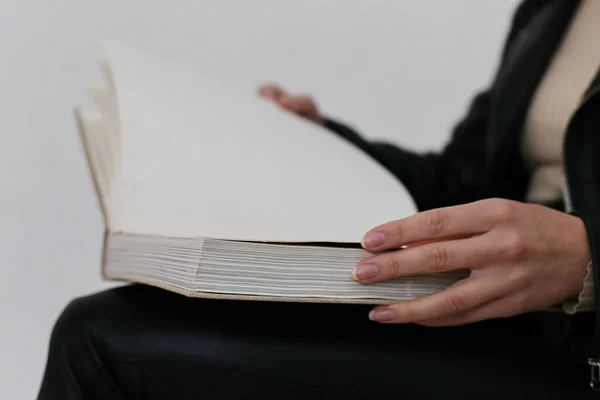 Genç Güzel Bir Kız Kitap Okuyor — Stok fotoğraf