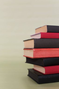 Yeşil arkaplan üzerine kitap yığını