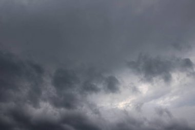 Beyaz bulutlu karanlık gökyüzü