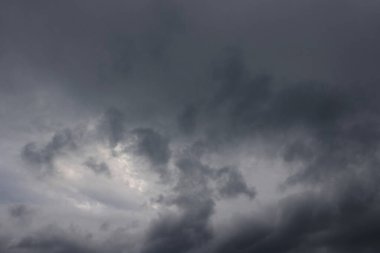 Beyaz bulutlu karanlık gökyüzü