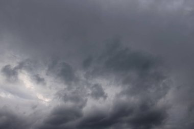 Beyaz bulutlu karanlık gökyüzü