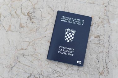 Beyaz arka planda Hırvat pasaportu
