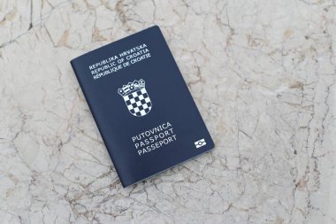 Beyaz arka planda Hırvat pasaportu