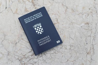 Beyaz arka planda Hırvat pasaportu