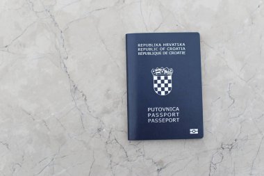 Beyaz arka planda Hırvat pasaportu
