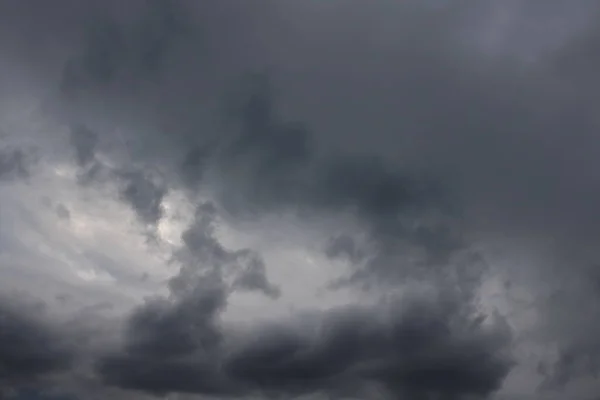 Cielo Scuro Con Nuvole Bianche — Foto Stock