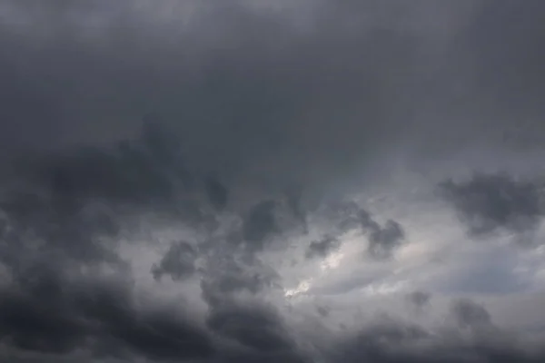 Темне Небо Білими Хмарами — стокове фото