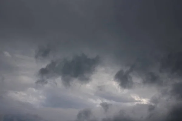 Cielo Oscuro Con Nubes Blancas —  Fotos de Stock