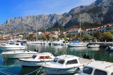 Makarska, Hırvatistan, 13.04.2021. Hırvatistan 'ın güneyindeki ünlü yazlık ve turizm beldesi