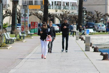 Makarska, Hırvatistan, 13.04.2021. Hırvatistan 'ın güneyindeki ünlü yazlık ve turizm beldesi