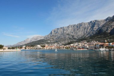 Makarska, Hırvatistan, 13.04.2021. Hırvatistan 'ın güneyindeki ünlü yazlık ve turizm beldesi