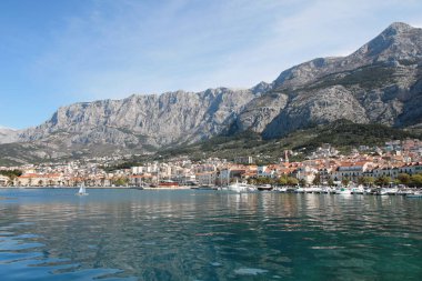 Makarska, Hırvatistan, 13.04.2021. Hırvatistan 'ın güneyindeki ünlü yazlık ve turizm beldesi