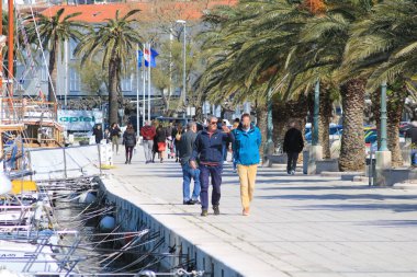 Makarska, Hırvatistan, 13.04.2021. Hırvatistan 'ın güneyindeki ünlü yazlık ve turizm beldesi