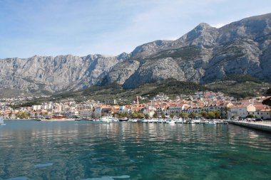 Makarska, Hırvatistan, 13.04.2021. Hırvatistan 'ın güneyindeki ünlü yazlık ve turizm beldesi