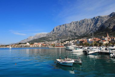 Makarska, Hırvatistan, 13.04.2021. Hırvatistan 'ın güneyindeki ünlü yazlık ve turizm beldesi