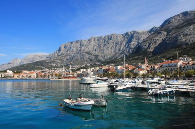 Makarska, Hırvatistan, 13.04.2021. Hırvatistan 'ın güneyindeki ünlü yazlık ve turizm beldesi