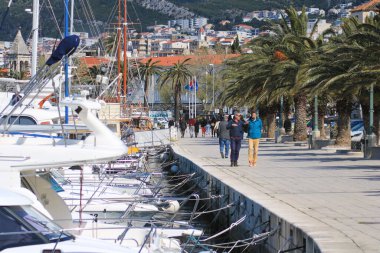 Makarska, Hırvatistan, 13.04.2021. Hırvatistan 'ın güneyindeki ünlü yazlık ve turizm beldesi